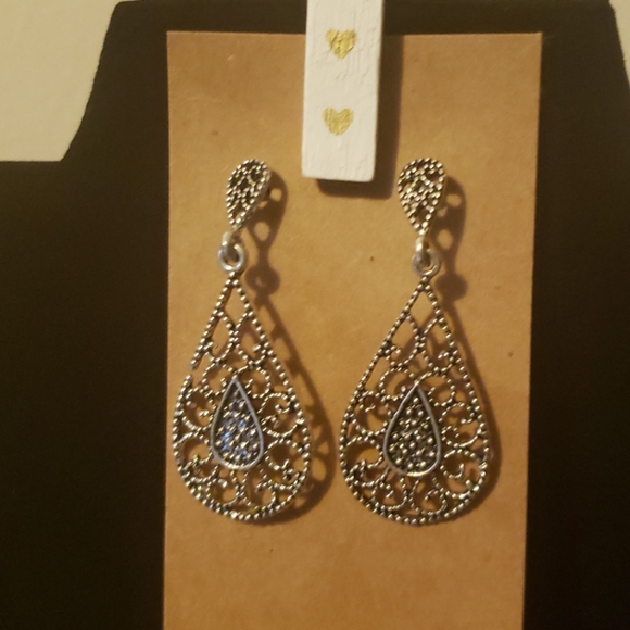NWT Filigree Necklace and Post Earrings Set - Picture 2 of 3